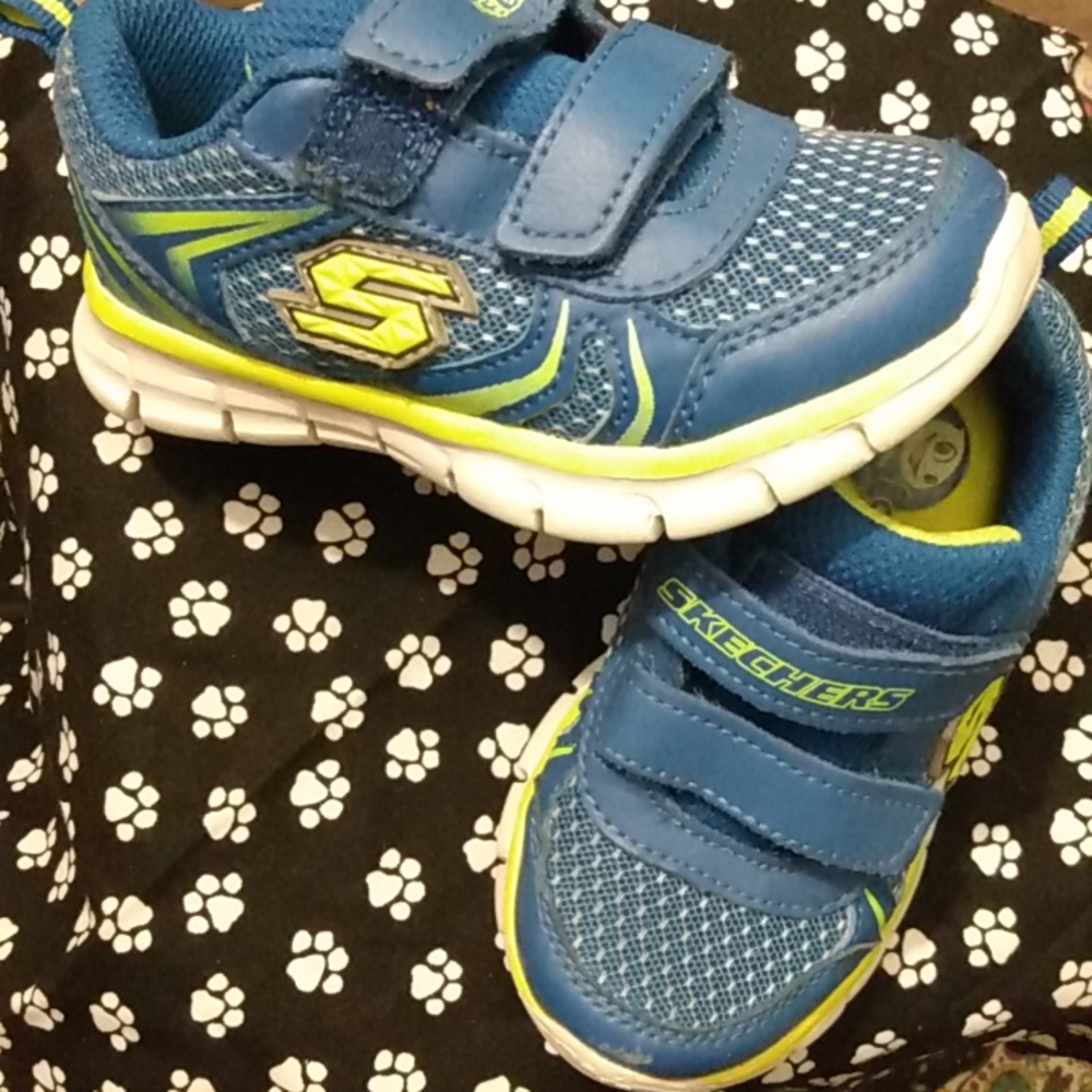 Boy Blue n neon yellow toddler sz 7 foamies Skechers
